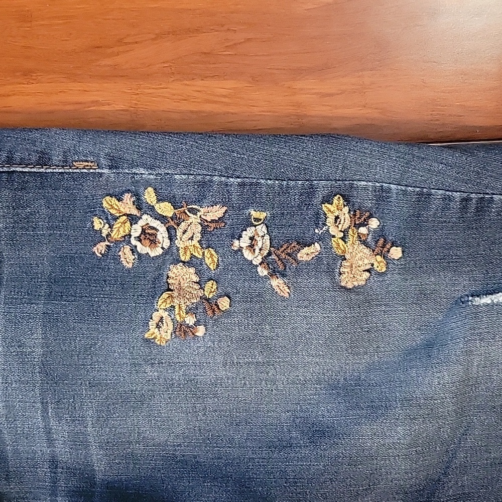 Democracy Dark Blue Embroidered Cropped Jeans Super CUTE!!!👖 - Picture 2 of 4